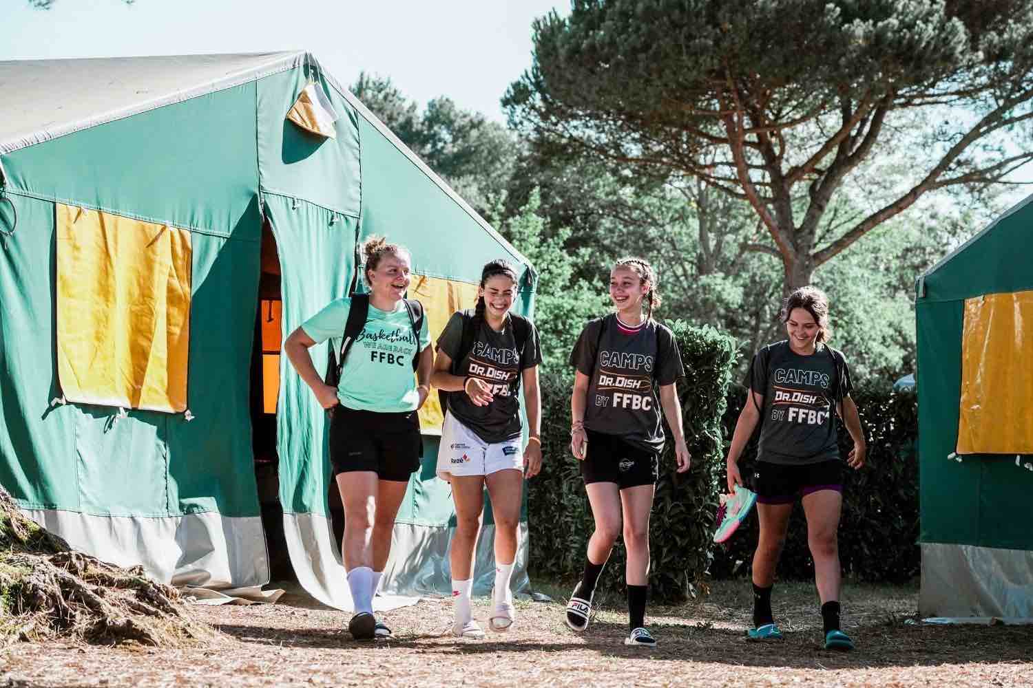 Camps de basket hagetmau, hébergement, tentes, amis, amies, sourires