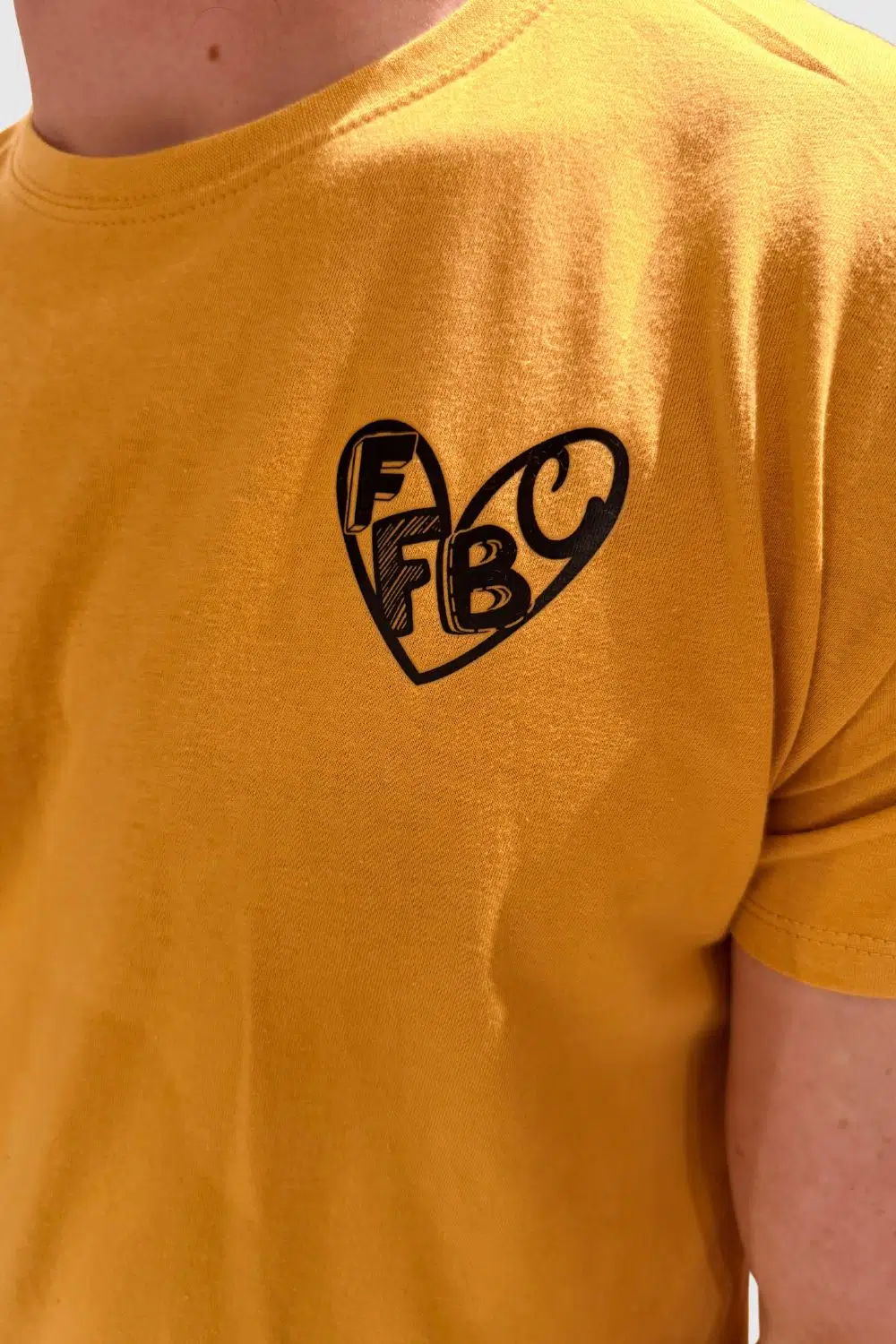 T-Shirt ocre FFBC coeur – Image 3